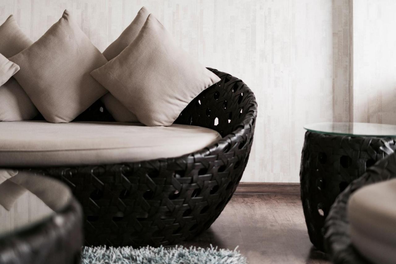 Hotel The Panoramic Getaway Munnar Exterior foto A rattan chair